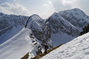 75 Dalla cima con attenzione  ci abbassiamo al passo